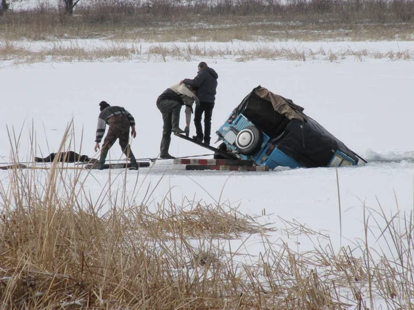 Mannen proberen te trekken van de auto verdronken onder het ijs — Stockfoto
