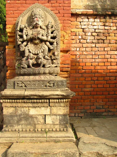 Statue des vielarmigen, gehässigen Hindu-Gottes auf dem Platz — Stockfoto