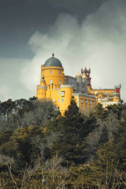 Portekiz 'in Sintra şehrinde bir tepenin üzerindeki Pena Sarayı