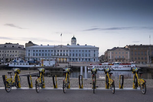 Апреля 2019 Года Финляндия Центр Хельсинки Вечером Велосипеды Прогулочные Катера — стоковое фото