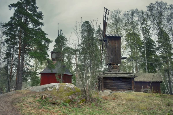 Kirche Holzkirche Und Windmühle Freilichtmuseum Helsinki Finnland Frühlingsabend — Stockfoto