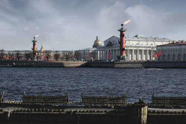 Rusya Nın Vasilievsky Adası Ndaki Petersburg Merkezinde Rostral Sütunların Kırmızı — Stok fotoğraf