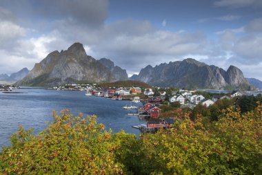 Norveç 'in Reine kenti Lofoten Sonbaharda güneşli bir günde