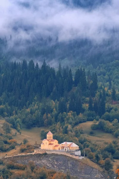 位于梅斯蒂亚市Svaneti格鲁吉亚山区的圣尼古拉斯教堂 背景是山 森林和雾 — 图库照片