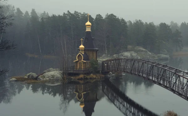 秋末在俄罗斯列宁格勒地区武克萨河上一个岛上的圣安德鲁礼拜堂 — 图库照片