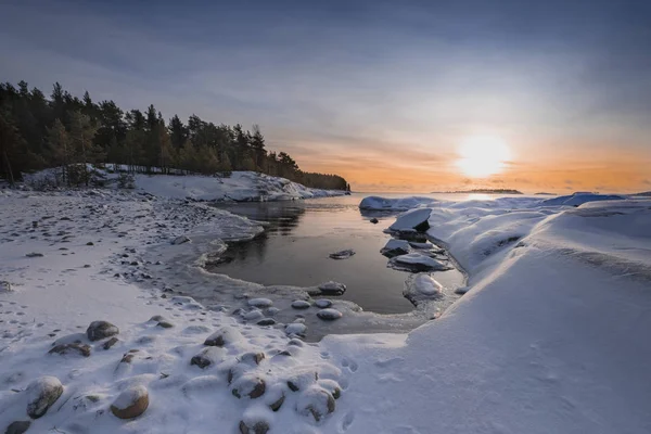 Ladoga Gölü 'nde kış gündoğumu Kajosaari Cumhuriyeti Karelya