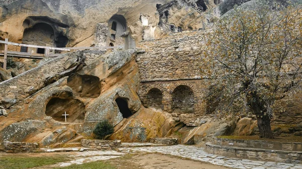 David Gareji Manastırı Gürcistan Sonbaharda Mağaraları Malaları Olan Bir Avlu — Stok fotoğraf