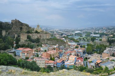Gürcistan 'ın Tiflis kentindeki tarihi merkezin sonbaharda ilk sabah manzarası. Narikala kalesi, sülfür banyosu ve eski evler.