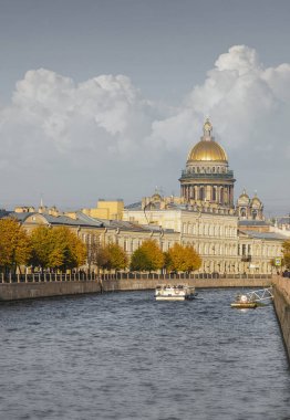 St. Isaac Katedrali, Rusya 'nın St. Petersburg şehrinde güneşli bir sonbahar gününde Moika Nehri üzerinde.