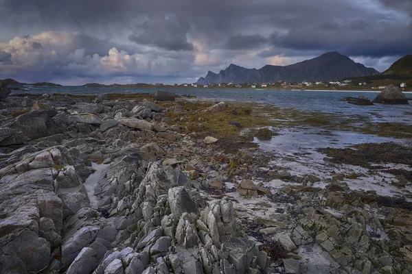 Lofoten Eilanden Noorwegen Fishing Dorp Een Rotsachtige Kust Aan Voet — Stockfoto