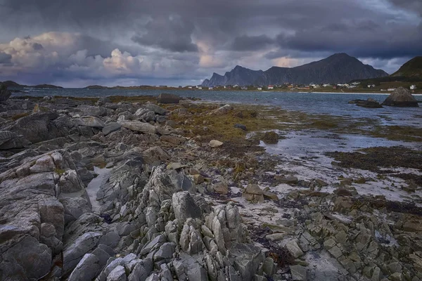 ロフテン島ノルウェー 夕暮れ時の秋の夜に山のふもとの岩場の海岸の漁村 — ストック写真