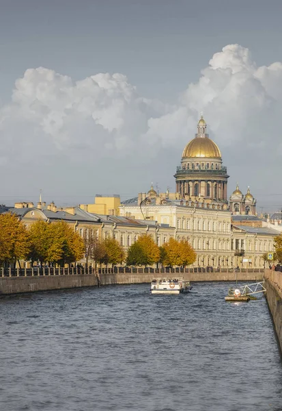 St. Isaac Katedrali, Rusya 'nın St. Petersburg şehrinde güneşli bir sonbahar gününde Moika Nehri üzerinde.