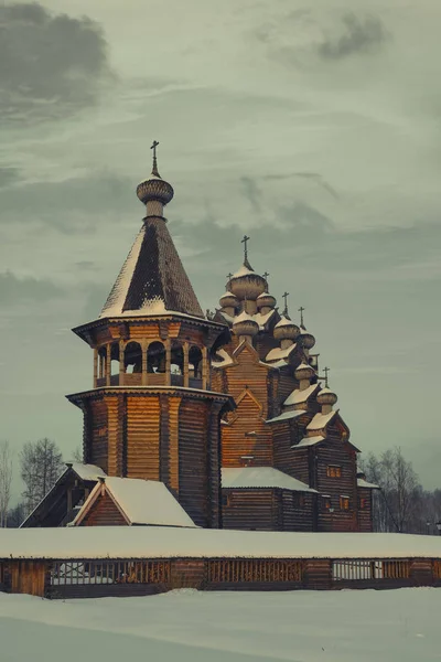 Traditioneel Russisch Dorp Met Houten Huizen Een Kerk — Stockfoto