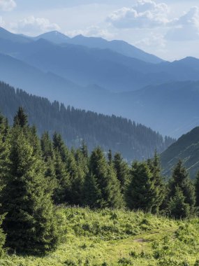 Kazakistan 'ın Almaty kenti yakınlarındaki Zailiysky Alatau sırtındaki Kok jailau platosundaki Mavi Dağlar.