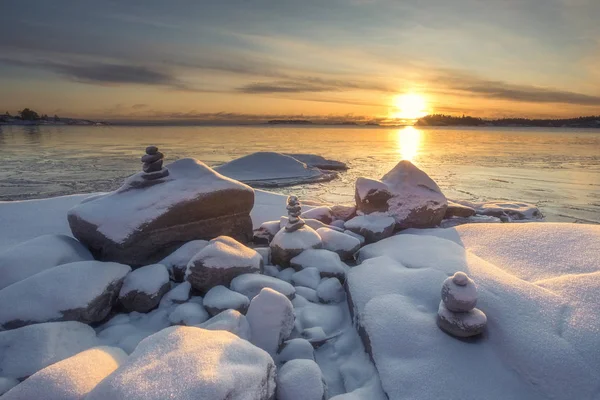 Stenpyramider Snön Vid Ladogasjön Karelen Gryning Vinterdagen — Stockfoto