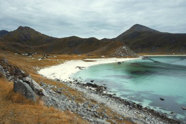 Cennet kumsalı Haukland, beyaz kumlar ve dağlarla kutup Norveç 'teki Lofoten Adaları.