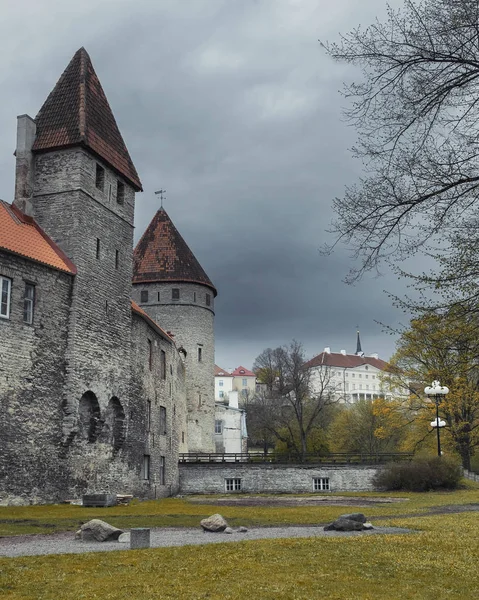 Таллінн Естонія Старий Замок Вежами Оточує Історичний Осінній Краєвид Міста — стокове фото