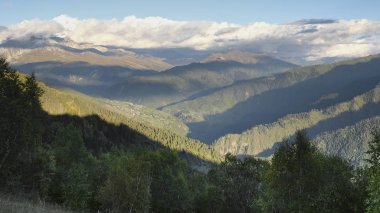 Gürcistan 'daki Büyük Kafkas Sırtı, Vadilerin birleşiminin en üst manzarası