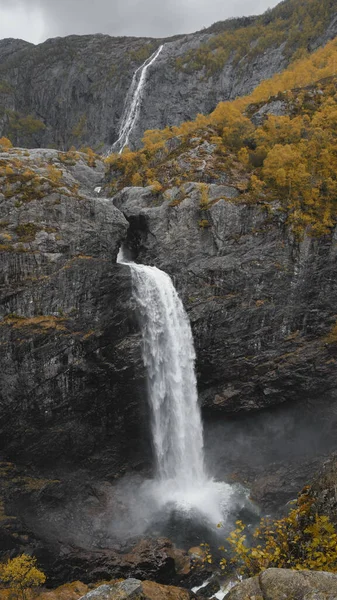 秋にはロガランドノルウェー州のマナフォッセン滝と川男の谷の劇的な風景 ロイヤリティフリーのストック画像