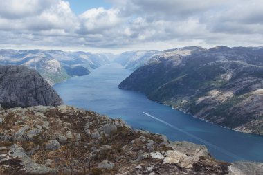 Doğa, Norveç manzarası, Lucefjord 'un üzerindeki kayalık plato ve bahar günü gemi.