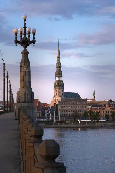 Kupola Katedrális Torony Híd Folyó Felett Riga Lettország Naplementekor — Stock Fotó
