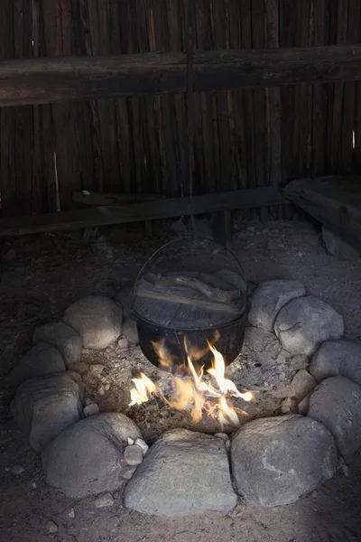 Grand Chaudron Sur Bûcher Sur Feu Ouvert Pour Cuisiner Dans — Photo