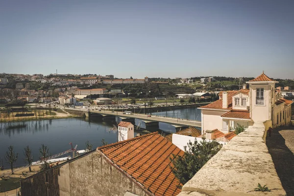 丘から川 歴史的建造物へのコインブラポルトガルの街の景色 晴れた日の春の街の風景 — ストック写真