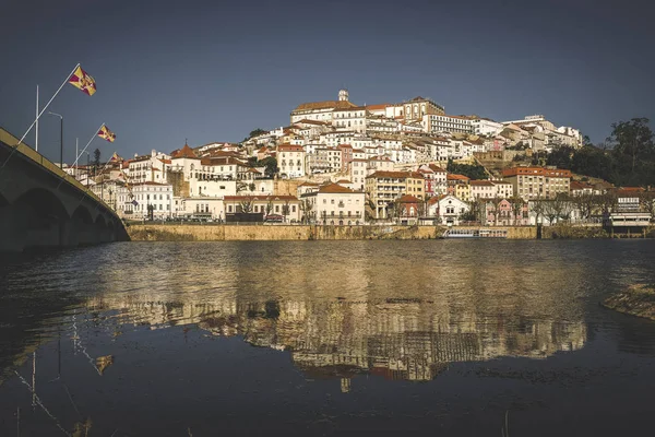 2019年3月11日ポルトガル コインブラ市川沿いの旧市街の丘の上にある大学 Cityscape — ストック写真