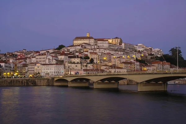 2019 Ciudad Coimbra Portugal Panorama Nocturno Atardecer Iluminado Puente Sobre —  Fotos de Stock