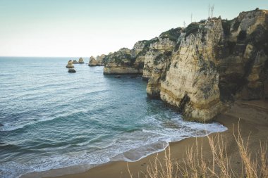 Lagos Portekiz 'deki Atlantik Okyanusu kıyısındaki kayalıkların arasında bir kumsal.