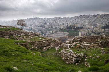 İlkbahar bulutlu bir günde Amman şehri ve Roma tiyatrosu üzerindeki kalenin kalıntıları.