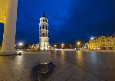 Vilnius Katedrali 'nin Çan Kulesi' nin Akşamları Litvanya 'nın Eski Kasabası' nda