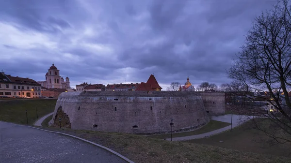 立陶宛维尔纽斯夜城 以灯光俯瞰堡垒的坚固城墙 — 图库照片