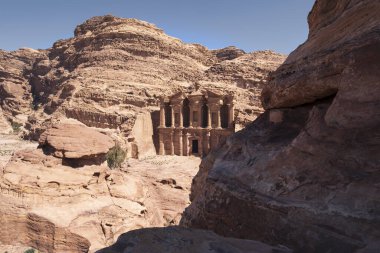 Ürdün 'ün çöl dağlarında eski Petra şehrinde manastır inşa ediliyor.