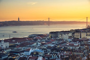 Lizbon Tejo Nehri ve 25 Nisan 'da gün batımında Köprü' nün panoramasının tepesinden görüntü.