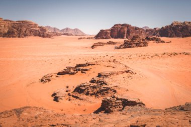 Kayalıklı kırmızı çöl Wadi Rum Ürdün 'de sıcak güneş altında