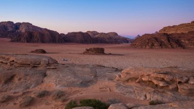 Kayalıklı kırmızı çöl Wadi Rum Ürdün 'de Sunset' te