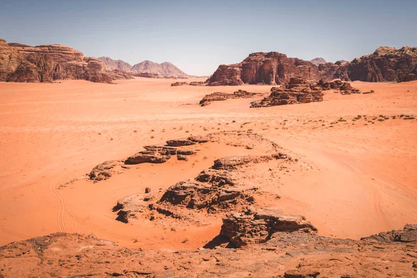 Deserto Vermelho Com Rochas Wadi Rum Jordânia Durante Dia Sol — Fotografia de Stock
