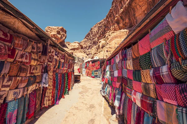 Ürdün 'ün antik Petra şehrinde alışveriş caddesi. Hatıra ürünleri, kumaşlar ve ulusal bedevi süslemeleri olan halılar. 