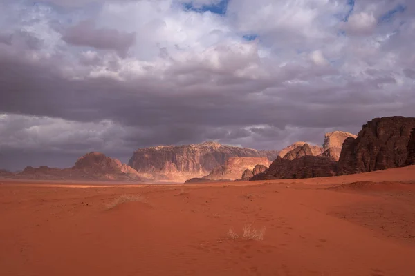 Rode Wadi Rum Woestijn Jordan Onder Dramatische Hemel — Stockfoto