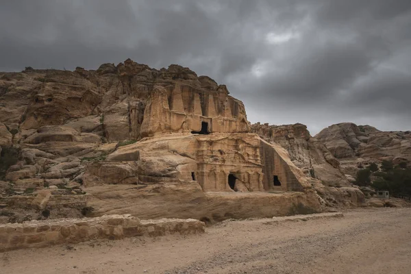 Tombeau Obélisque Dans Ancienne Ville Petra Jordanie Contre Ciel Dramatique — Photo