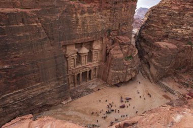 El-Khazneh 'in en iyi manzarası - kaya kesimi tapınak, Ürdün' de birçok turistle birlikte antik Nabatean şehri Petra 'daki hazine..  