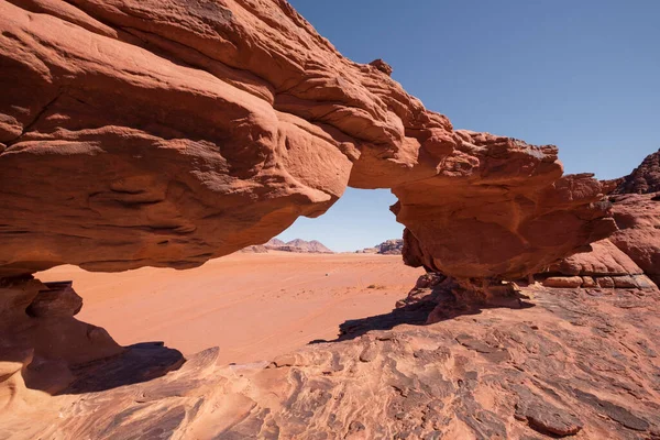 Rode Wadi Rum Woestijn Jordan Natuursteen Brug Een Hete Zonnige — Stockfoto