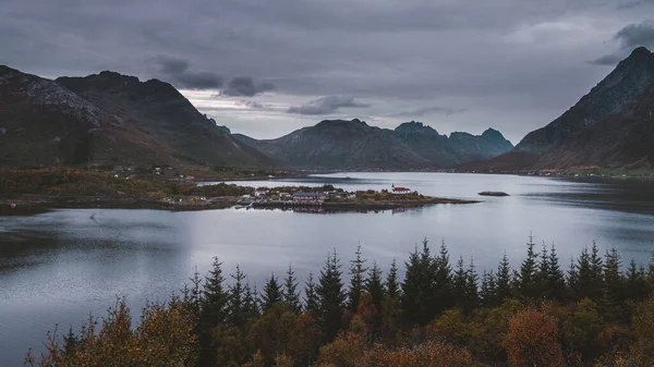 Paisaje Las Islas Lofoten Noruega Pequeño Pueblo Entre Mar Las —  Fotos de Stock