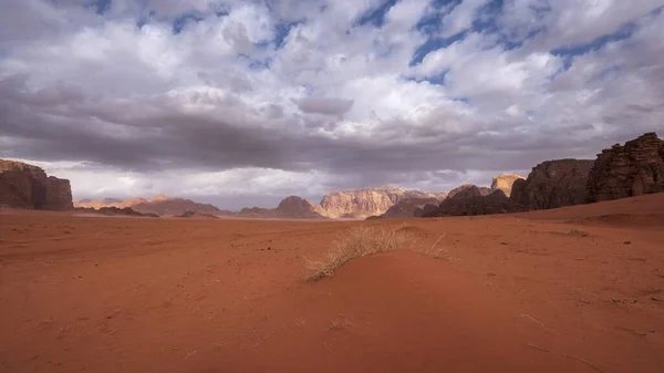 Wadi Rum Jordania Pustynia Pod Pięknym Niebem Chmurami — Zdjęcie stockowe