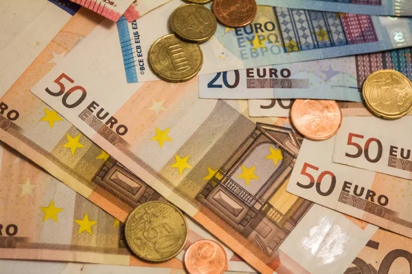 Euro banknot ve madeni paralar para yanı sıra, iş, bankacılık, medya, sunumlar vb gibi gösteren konulara için kullanılmak üzere büyük seçenek sunan bir kompozisyon ile ilgili bloglar veya makale özellikleri