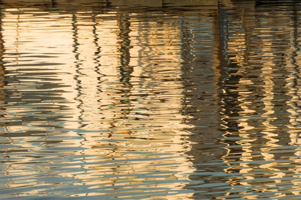 Відбиття Пірсу Водах Озера Створеного Світлом Сонця Формує Різний Розмір — стокове фото