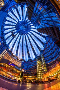 Berlin, Almanya, 13th Mayıs 2016: kişi Potsdamer Platz adlı bir yürüyüş Sony Center bina kompleksinde değişen renkleri altında sahip 