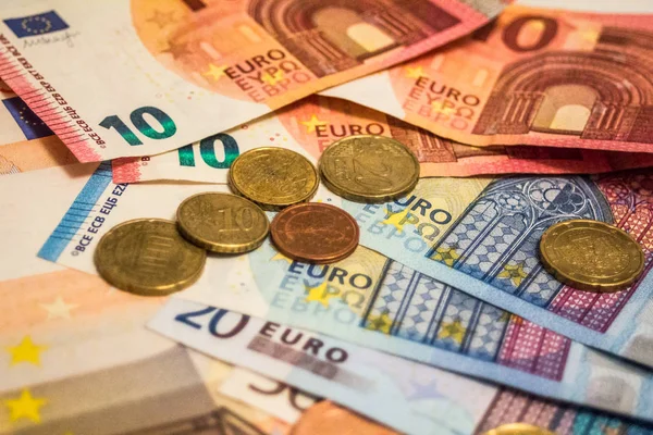 Konuları iş, bankacılık, medya, sunum vb olarak resmetmek için büyük seçenekler sunan avro banknotları ve sikkelerden oluşan bir kompozisyon.