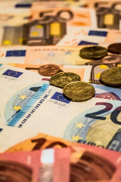 Konuları iş, bankacılık, medya, sunum vb olarak resmetmek için büyük seçenekler sunan avro banknotları ve sikkelerden oluşan bir kompozisyon.